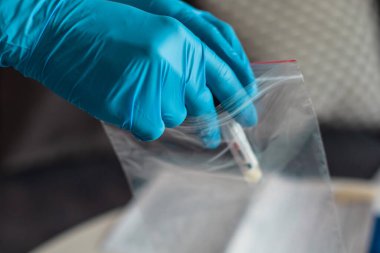 Evde koronavirüs test süreci, COVID-19 örnek toplama kiti, OP NP hasta numunesi almak için test tüpü, test taşındı, hasta korona aldı.