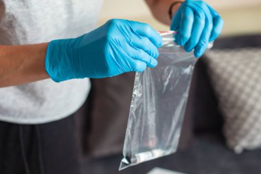 Evde koronavirüs test süreci, COVID-19 örnek toplama kiti, OP NP hasta numunesi almak için test tüpü, test taşındı, hasta korona aldı.