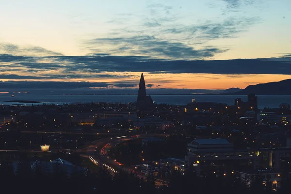 Reykjavik Zlanda Nın Güzel Gece Karanlığı Manzarası Hallgrimskirkja Lutheran Kilisesi — Stok fotoğraf