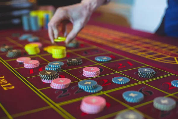 Gambar Meja Kasino Berwarna Warni Dengan Roulette Bergerak Dengan Chip — Stok Foto