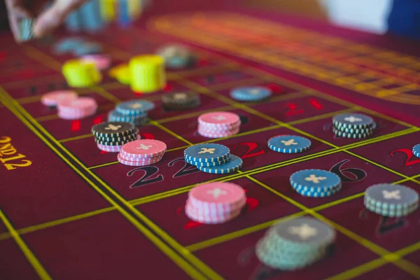 Gambar Meja Kasino Berwarna Warni Dengan Roulette Bergerak Dengan Chip — Stok Foto