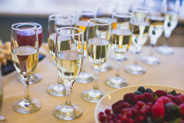 Mesa Banquete Catering Lindamente Decorada Com Diferentes Lanches Aperitivos Alimentos — Fotografia de Stock