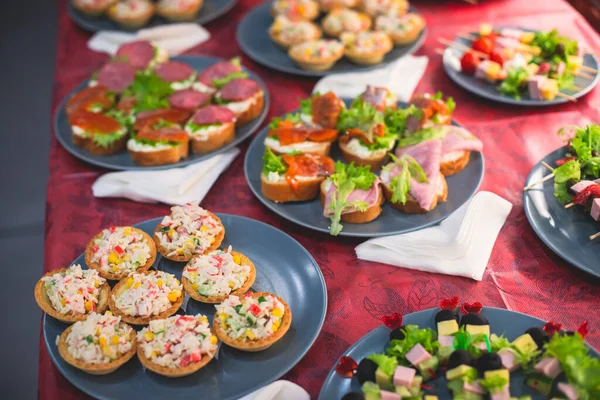 Mesa Banquete Catering Bellamente Decorada Con Diferentes Aperitivos Comida Casera —  Fotos de Stock