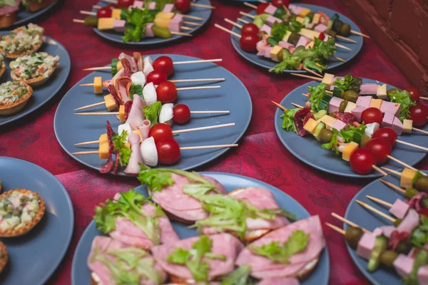 Mesa Banquete Catering Bellamente Decorada Con Diferentes Aperitivos Comida Casera — Foto de Stock