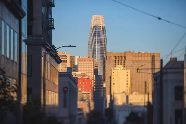 美国加利福尼亚州旧金山市中心金融区的街道 阳光明媚 — 图库照片