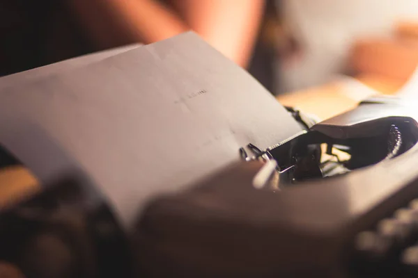 在白纸上用老式打字机 在温暖房间的烛光下用现代写字机书写文字信件的过程 近距离观察手工书写和印刷 — 图库照片