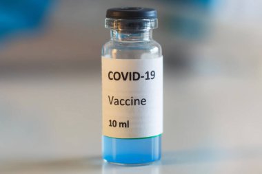 Covid 19 aşı, geliştirme ve yaratılış kavramı, laboratuvarda tek bir doz 2019 ncov aşısı bulunan doktor ya da bilim adamı, SARS-CoV-2 aşısı olan bir şırınga.