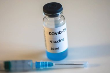 Covid 19 aşı, geliştirme ve yaratılış kavramı, laboratuvarda tek bir doz 2019 ncov aşısı bulunan doktor ya da bilim adamı, SARS-CoV-2 aşısı olan bir şırınga.
