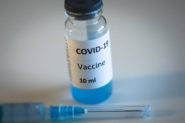 Covid 19 aşı, geliştirme ve yaratılış kavramı, laboratuvarda tek bir doz 2019 ncov aşısı bulunan doktor ya da bilim adamı, SARS-CoV-2 aşısı olan bir şırınga.