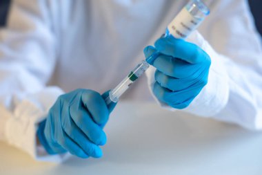 Covid 19 aşı, geliştirme ve yaratılış kavramı, laboratuvarda tek bir doz 2019 ncov aşısı bulunan doktor ya da bilim adamı, SARS-CoV-2 aşısı olan bir şırınga.