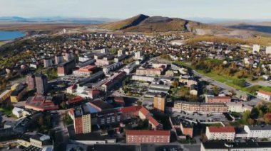 İsveç 'in en kuzeyindeki Kiruna kasabası, Norrbotten County, Laponya' nın hava güneşli manzarası, insansız hava aracıyla vuruldu. 