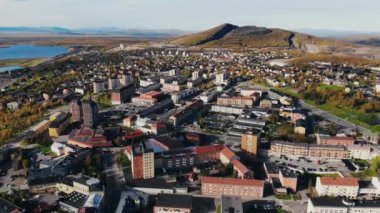 İsveç 'in en kuzeyindeki Kiruna kasabası, Norrbotten County, Laponya' nın hava güneşli manzarası, insansız hava aracıyla vuruldu. 