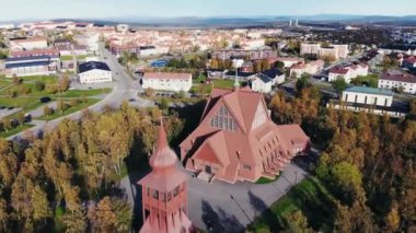 İsveç 'in en kuzeyindeki Kiruna kasabası, Norrbotten County, Laponya' nın hava güneşli manzarası, insansız hava aracıyla vuruldu. 