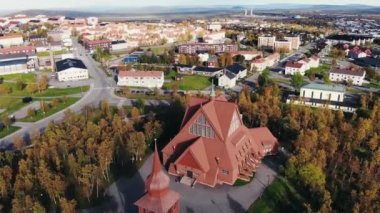 İsveç 'in en kuzeyindeki Kiruna kasabası, Norrbotten County, Laponya' nın hava güneşli manzarası, insansız hava aracıyla vuruldu. 