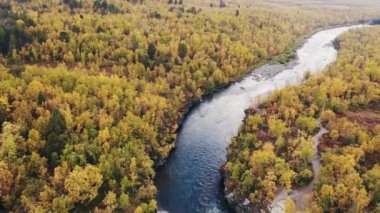 Abisko Milli Parkı, Kiruna Belediyesi, Laponya, Norrbotten İlçesi, İsveç, Abiskojokk Nehri, karayolu ve Nuolja Dağı 'nın sonbahar manzarası Finlandiya, İsveç ve Norveç sınırına yakındır. 