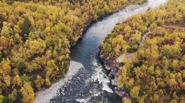 Abisko Milli Parkı, Kiruna Belediyesi, Laponya, Norrbotten İlçesi, İsveç, Abiskojokk Nehri, karayolu ve Nuolja Dağı 'nın sonbahar manzarası Finlandiya, İsveç ve Norveç sınırına yakındır. 