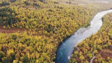 Abisko Milli Parkı, Kiruna Belediyesi, Laponya, Norrbotten İlçesi, İsveç, Abiskojokk Nehri, karayolu ve Nuolja Dağı 'nın sonbahar manzarası Finlandiya, İsveç ve Norveç sınırına yakındır. 