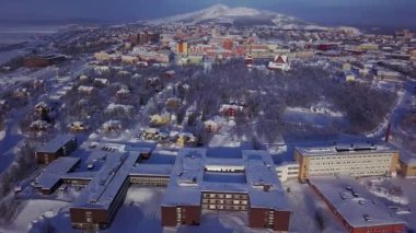 İsveç 'in en kuzeyindeki şehir olan Kiruna' nın kış manzarası. Kışın insansız hava aracından çekilmiş güneşli bir görüntü.