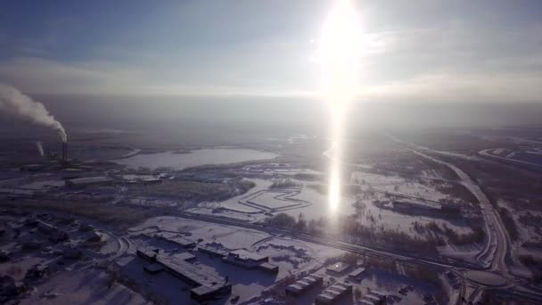 スウェーデン最北端の町キルナの空中冬景色 ラップランドの州 ドローンから撮影された冬の晴れた写真 — ストック動画