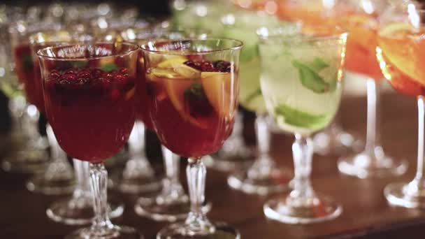 Pohled Nastavení Alkoholu Cateringovém Stolku Řada Různých Barevných Alkoholických Koktejlů — Stock video