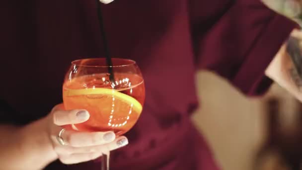 Pohled Nastavení Alkoholu Cateringovém Stolku Řada Různých Barevných Alkoholických Koktejlů — Stock video