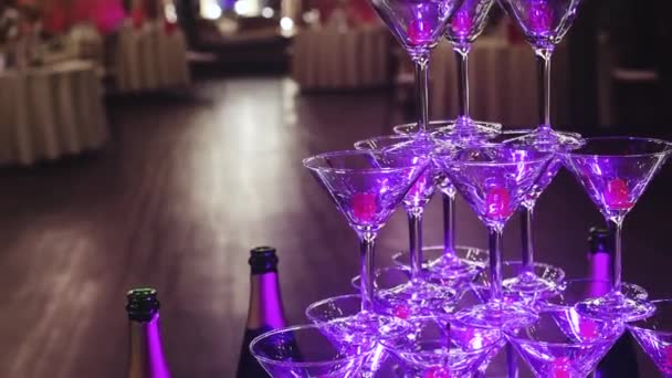 Glasses Alcoholic Beverages Pyramid Filling Pouring Beautiful Pyramid Line Different — Stock Video