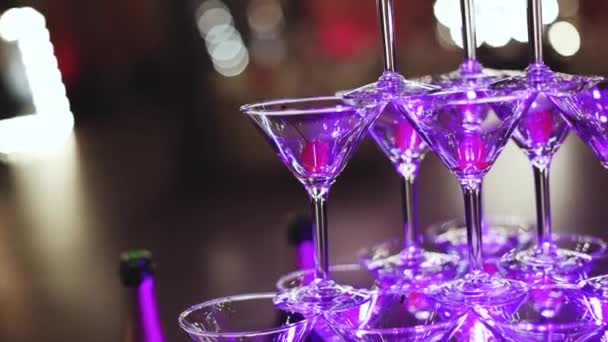 Glasses Alcoholic Beverages Pyramid Filling Pouring Beautiful Pyramid Line Different — Stock Video