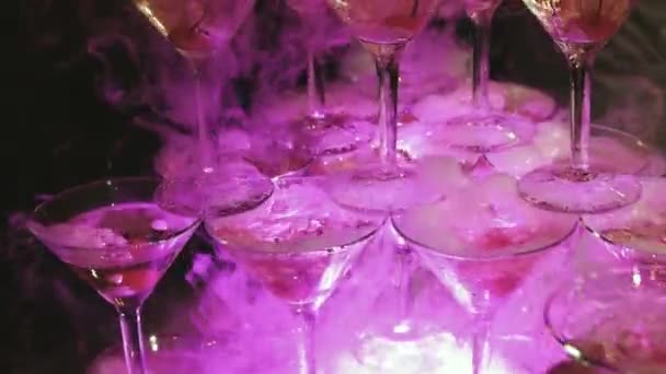 Vasos Con Bebidas Alcohólicas Pirámide Llenando Vertiendo Hermosa Línea Pirámide — Vídeos de Stock