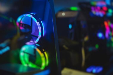 Rgb öncü ışıkları olan Gaming PC görüntüsü, güçlü üst düzey kişisel bilgisayar, donanım bileşenleri ile birleştirilmiş, evde veya sanal spor arenasında 