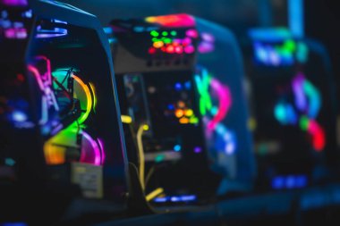 Rgb öncü ışıkları olan Gaming PC görüntüsü, güçlü üst düzey kişisel bilgisayar, donanım bileşenleri ile birleştirilmiş, evde veya sanal spor arenasında 