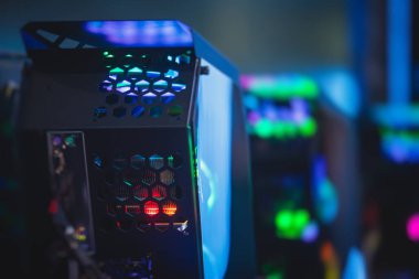 Rgb öncü ışıkları olan Gaming PC görüntüsü, güçlü üst düzey kişisel bilgisayar, donanım bileşenleri ile birleştirilmiş, evde veya sanal spor arenasında 
