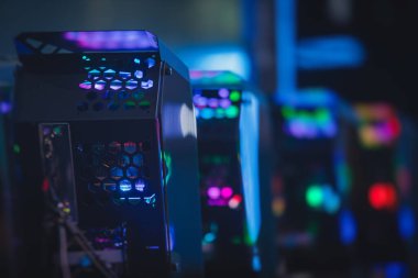 Rgb öncü ışıkları olan Gaming PC görüntüsü, güçlü üst düzey kişisel bilgisayar, donanım bileşenleri ile birleştirilmiş, evde veya sanal spor arenasında 