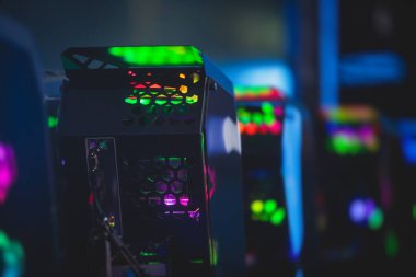 Rgb öncü ışıkları olan Gaming PC görüntüsü, güçlü üst düzey kişisel bilgisayar, donanım bileşenleri ile birleştirilmiş, evde veya sanal spor arenasında 