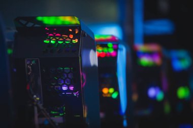Rgb öncü ışıkları olan Gaming PC görüntüsü, güçlü üst düzey kişisel bilgisayar, donanım bileşenleri ile birleştirilmiş, evde veya sanal spor arenasında 