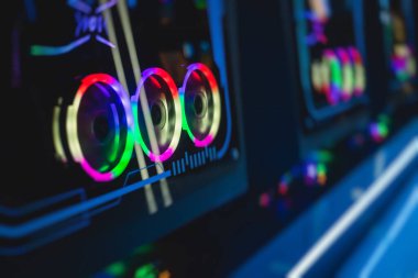 Rgb öncü ışıkları olan Gaming PC görüntüsü, güçlü üst düzey kişisel bilgisayar, donanım bileşenleri ile birleştirilmiş, evde veya sanal spor arenasında 