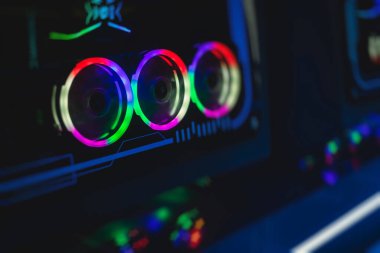 Rgb öncü ışıkları olan Gaming PC görüntüsü, güçlü üst düzey kişisel bilgisayar, donanım bileşenleri ile birleştirilmiş, evde veya sanal spor arenasında 