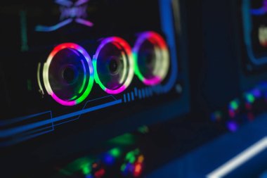 Rgb öncü ışıkları olan Gaming PC görüntüsü, güçlü üst düzey kişisel bilgisayar, donanım bileşenleri ile birleştirilmiş, evde veya sanal spor arenasında 