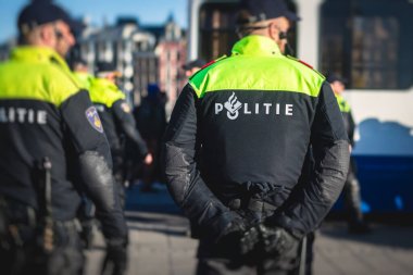 Hollanda polisi düzeni ve atlı polis biniciliği üniforma üzerinde 