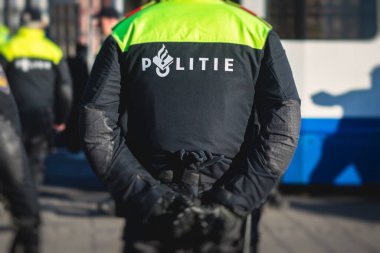 Hollanda polisi düzeni ve atlı polis biniciliği üniforma üzerinde 