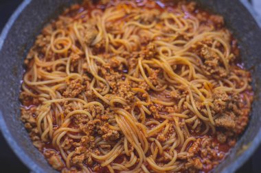 Makarna bolonez tavası, ev yapımı yakın çekim, kıymalı İtalyan spagetti noodle, domates sosu ve parmesan peyniri.