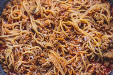 Makarna bolonez tavası, ev yapımı yakın çekim, kıymalı İtalyan spagetti noodle, domates sosu ve parmesan peyniri.