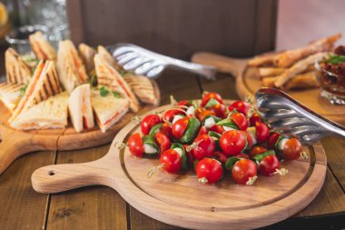 Güzel dekore edilmiş yemek sofrası farklı atıştırmalıklar ve aperatiflerle kurumsal noel partisi ya da düğün resepsiyonu. 