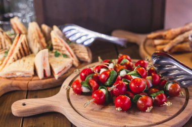 Güzel dekore edilmiş yemek sofrası farklı atıştırmalıklar ve aperatiflerle kurumsal noel partisi ya da düğün resepsiyonu. 