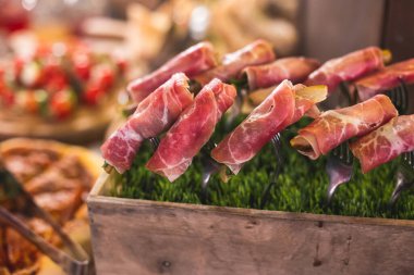 Güzel dekore edilmiş yemek sofrası farklı atıştırmalıklar ve aperatiflerle kurumsal noel partisi ya da düğün resepsiyonu. 