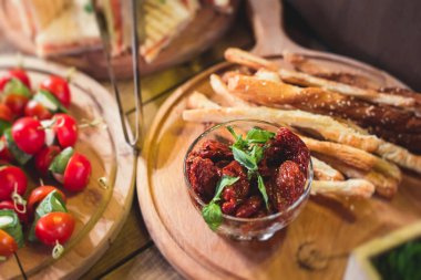 Güzel dekore edilmiş yemek sofrası farklı atıştırmalıklar ve aperatiflerle kurumsal noel partisi ya da düğün resepsiyonu. 