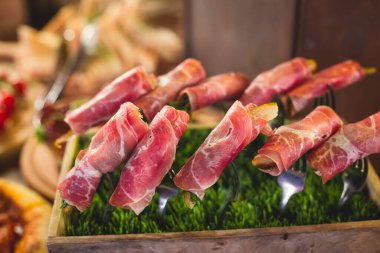 Güzel dekore edilmiş yemek sofrası farklı atıştırmalıklar ve aperatiflerle kurumsal noel partisi ya da düğün resepsiyonu. 