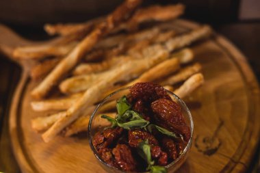 Güzel dekore edilmiş yemek sofrası farklı atıştırmalıklar ve aperatiflerle kurumsal noel partisi ya da düğün resepsiyonu. 