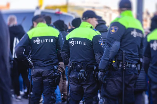 Niederländische Polizeitruppenbildung Und Berittene Polizei Rückansicht Mit Polizei Logo Auf — Stockfoto