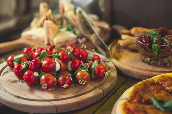 Güzel dekore edilmiş yemek sofrası farklı atıştırmalıklar ve aperatiflerle kurumsal noel partisi ya da düğün resepsiyonu. 