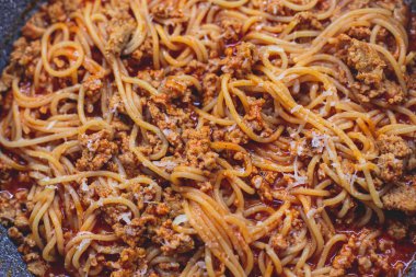 Makarna bolonez tavası, ev yapımı yakın çekim, kıymalı İtalyan spagetti noodle, domates sosu ve parmesan peyniri.